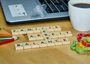 Die Worte Familie, Leben, Arbeit und Balance aus Spielsteinen gelegt